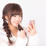 スマホで検索する女性