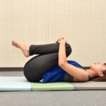 仰向けで膝を抱えるポーズ