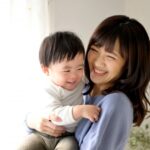子供を抱っこするママ
