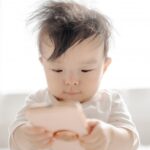 携帯を触る子供